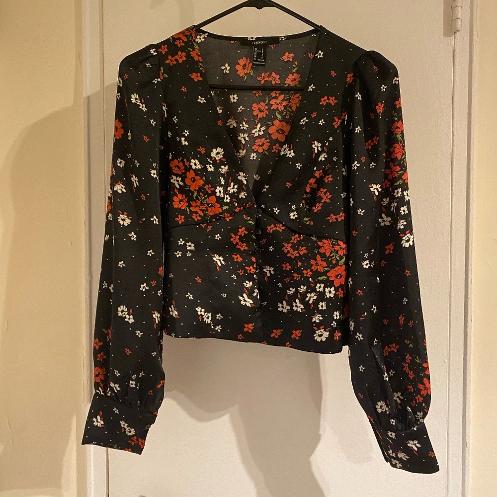 Forever 21 Black Floral Button-Up with size-zip) Long-Sleeve Crop Top Size Small